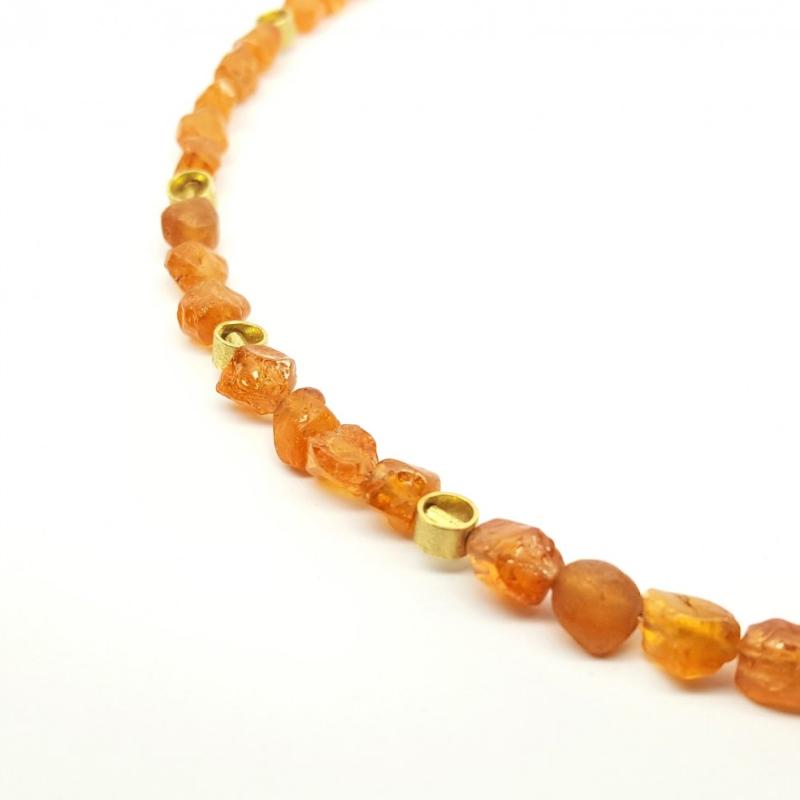 Collier en grenat mandarin brute et éléments en or jaune 18kt.