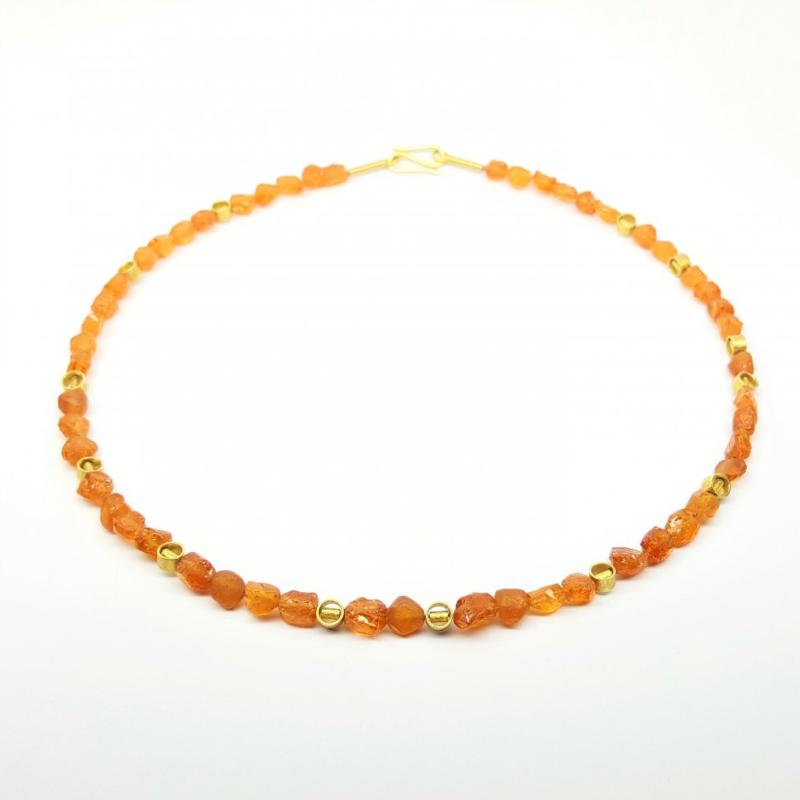 Collier en grenat mandarin brute et éléments en or jaune 18kt.