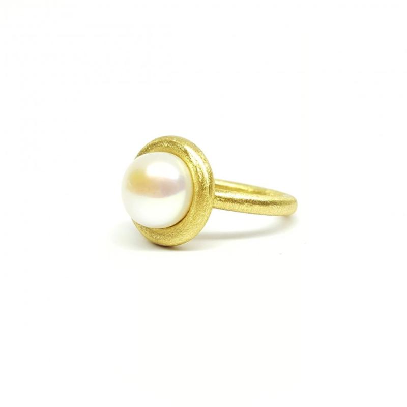 Bague en or jaune 18kt, perle de culture d'eau douce. Pièce unique.