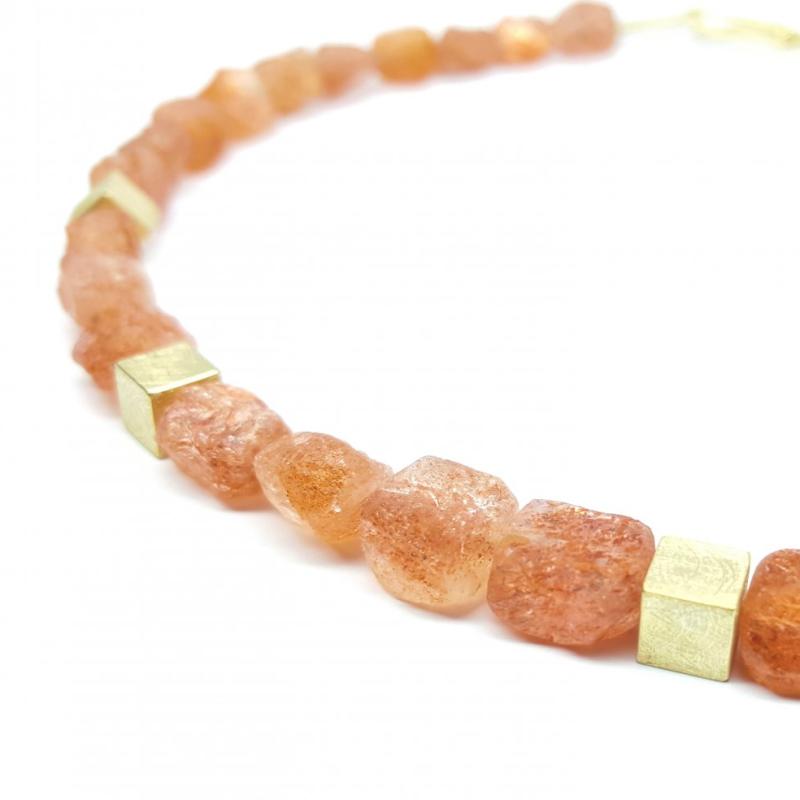 Collier en pierre de soleil et or jaune 18kt. Pièce unique.