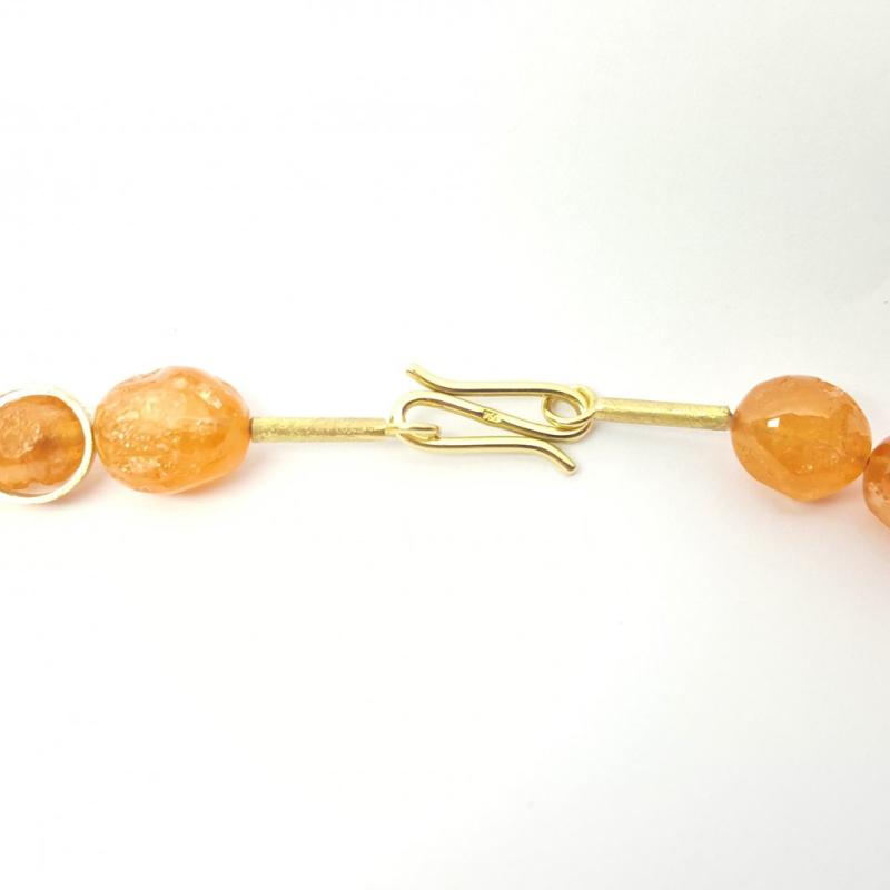 Collier en grenat mandarin et or jaune 18kt. Pièce unique.