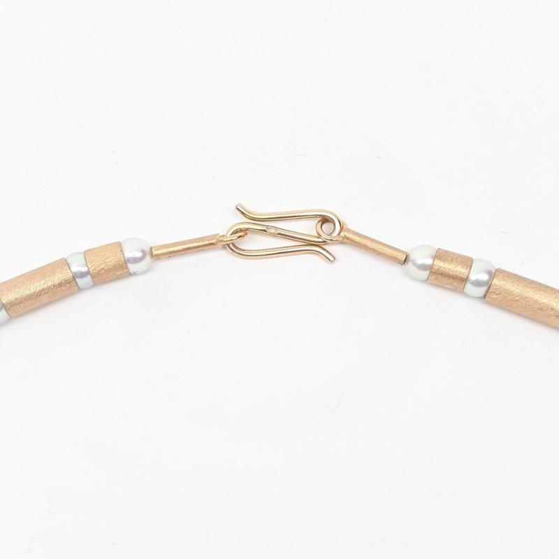 Collier en or rouge 18kt et perles de culture Akoya.