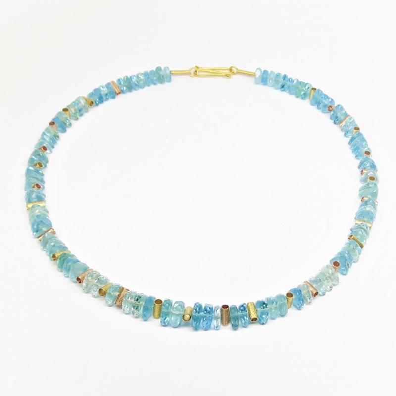 Collier en aigue-marine de très belle qualité, or jaune et rouge 18kt. Pièce unique.