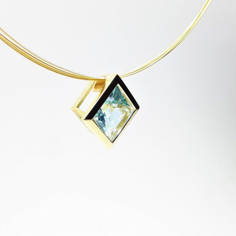 Pendentif en or jaune 18kt et aigue-marine facettée en taille princesse.