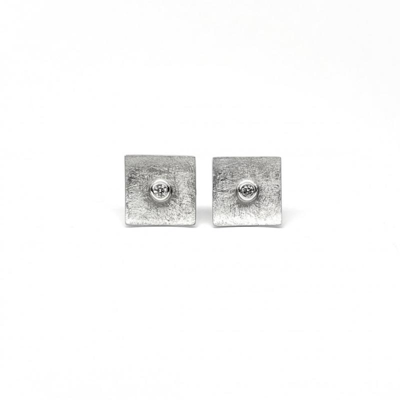 Boucles d'oreilles en or blanc 18kt et diamants.