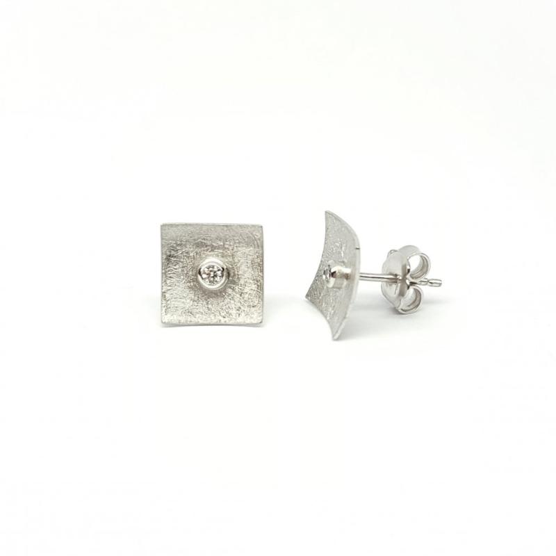 Boucles d'oreilles en or blanc 18kt et diamants.