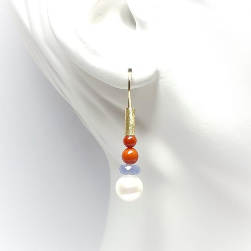 Boucle d'oreilles en or jaune 18kt, corail, calcédoine et perles de culture d'eau douce. Pièce unique.