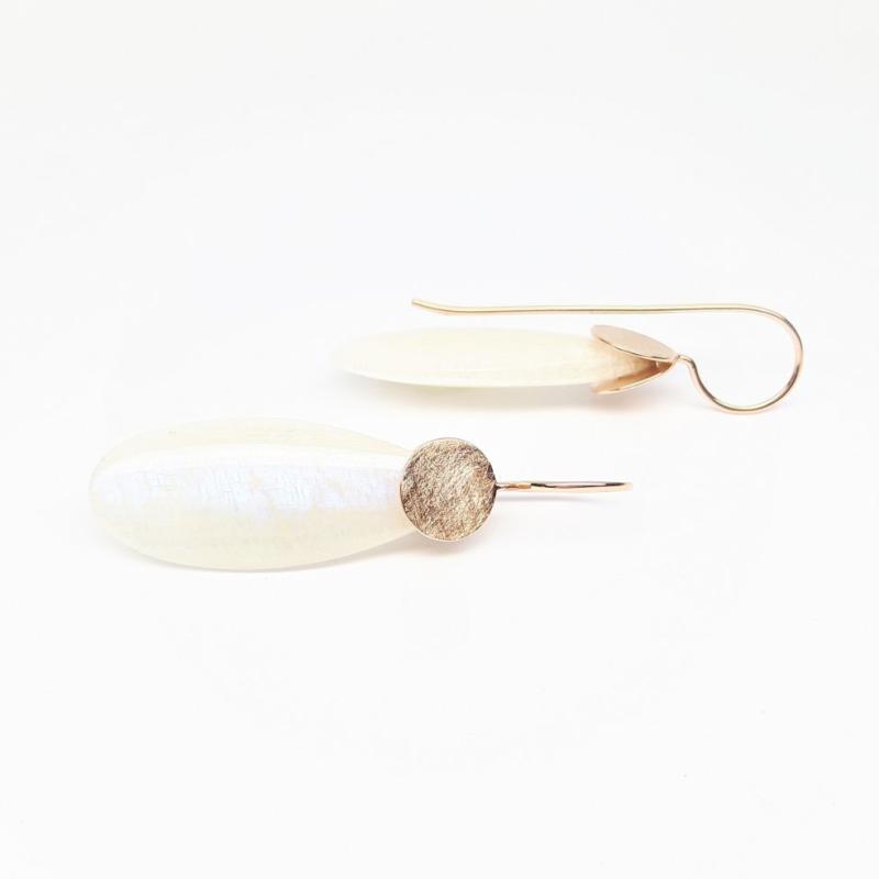 Boucles d'oreilles en or rouge 18kt et pierre de lune arc-en-ciel. Pièce unique.