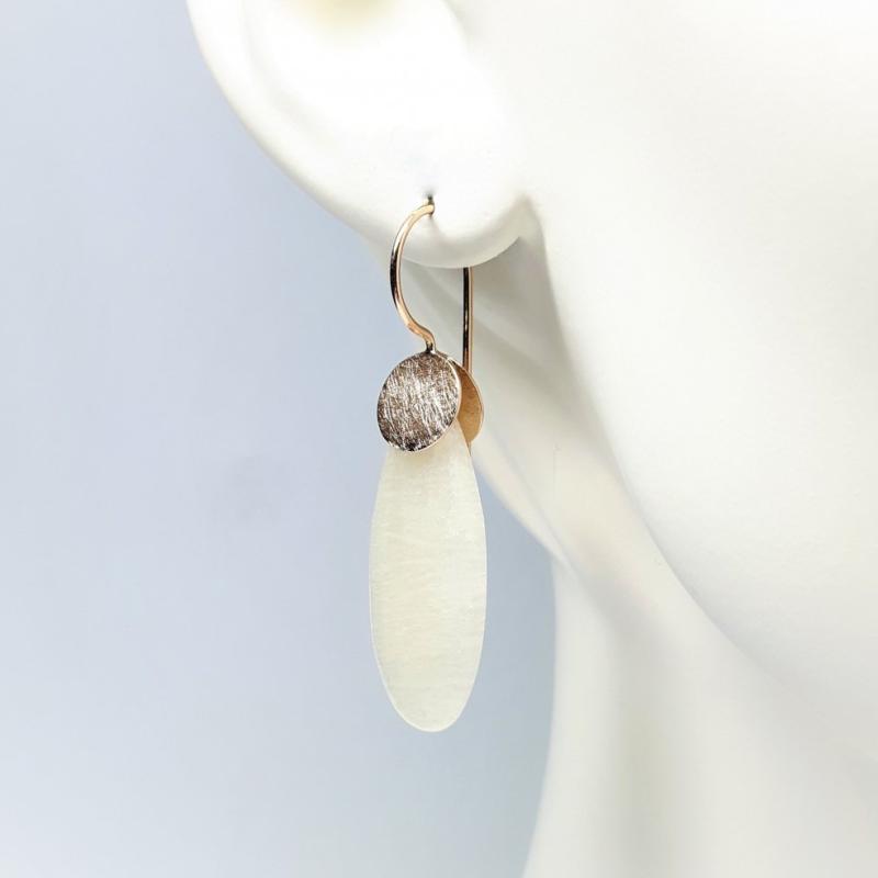 Boucles d'oreilles en or rouge 18kt et pierre de lune arc-en-ciel. Pièce unique.
