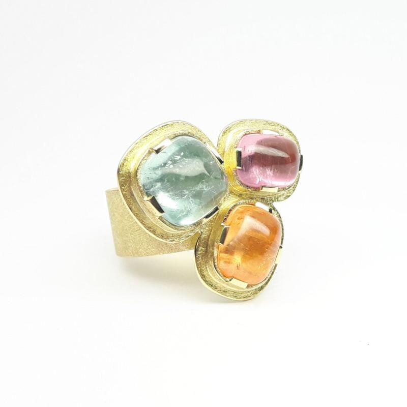 Bague en or jaune 18kt, tourmalines et grenat mandarin. Pièce unique.