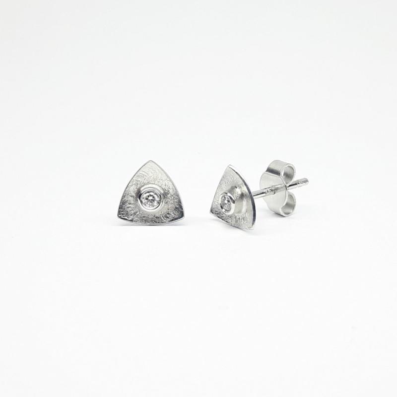 Boucles d'oreilles triangulaires, or blanc 18kt et brillants.