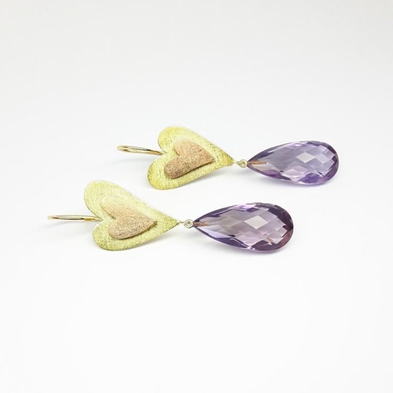 Boucles d'oreilles en or jaune-rouge 18kt et pampilles en améthyste. Pièce unique.