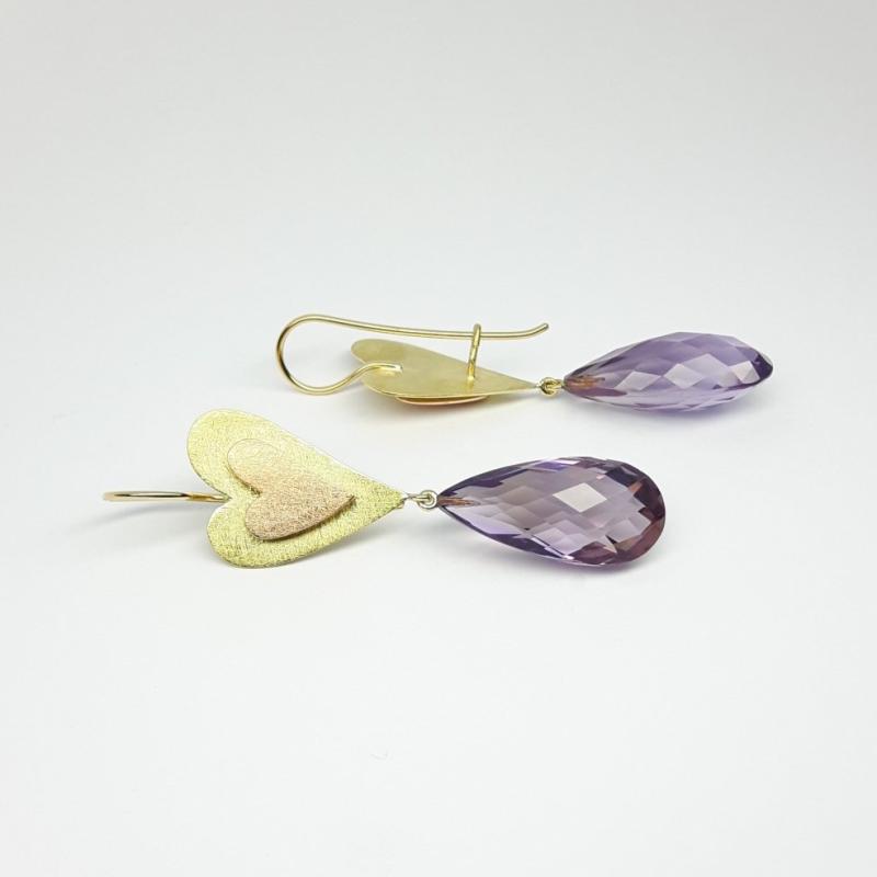 Boucles d'oreilles en or jaune-rouge 18kt et pampilles en améthyste. Pièce unique.