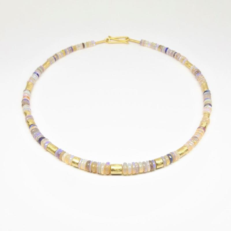 Collier en opale noire et opale cristal d'une qualité exceptionnelle. Or jaune 18kt. Pièce unique.