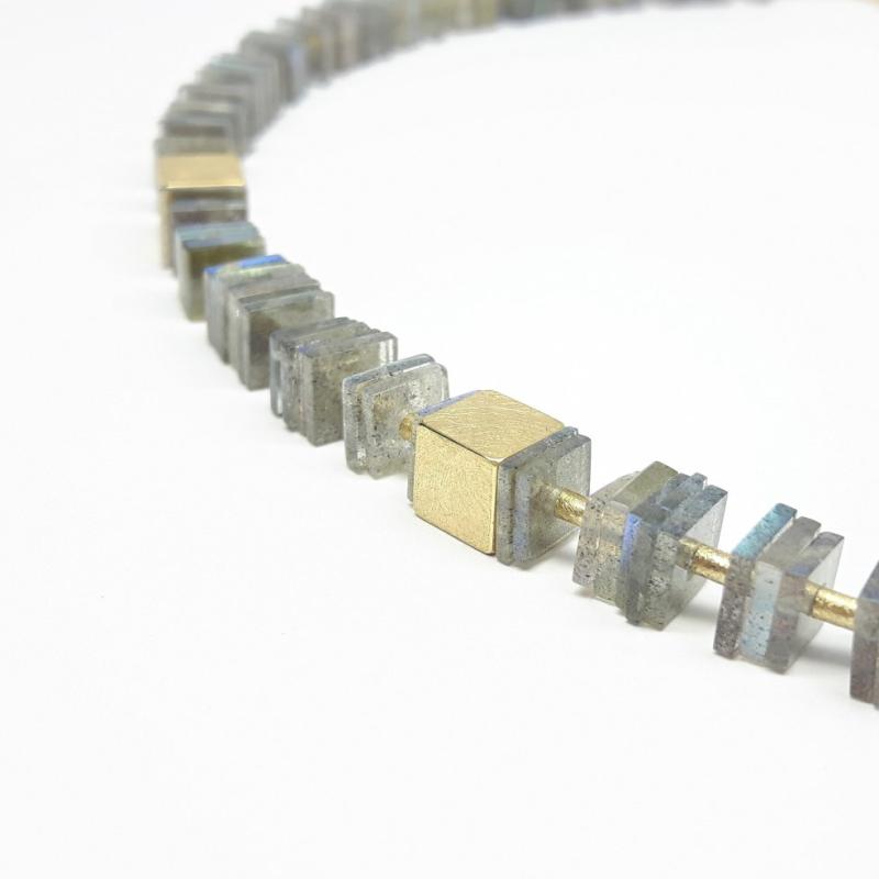 Collier en labradorite et or jaune 18kt. Pièce unique.