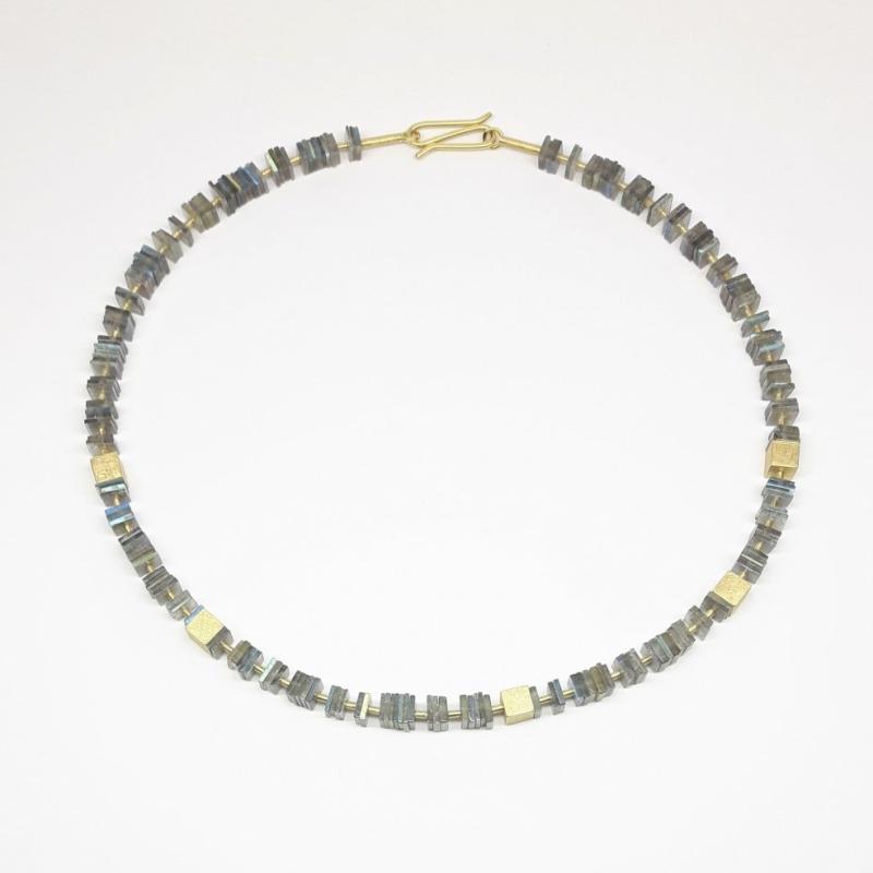 Collier en labradorite et or jaune 18kt. Pièce unique.