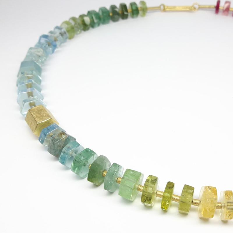 Collier en tourmaline, aigue-marine, morganite et béryl jaune de très belle qualité. Or jaune 18kt. Pièce unique.