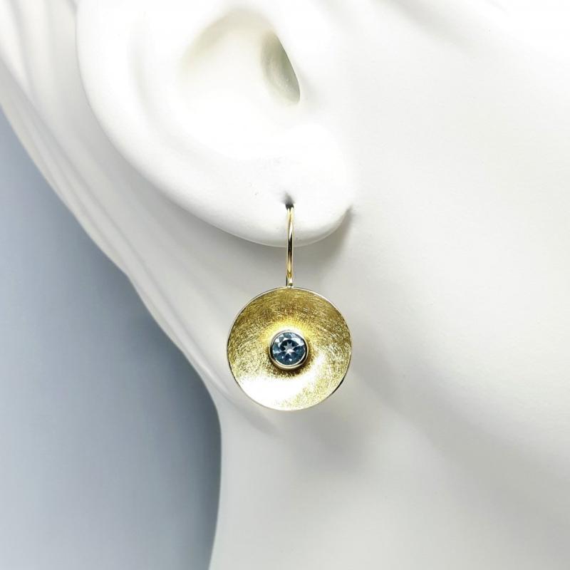 Boucles d'oreilles en or jaune 18kt et aigue-marine. Pièce unique.