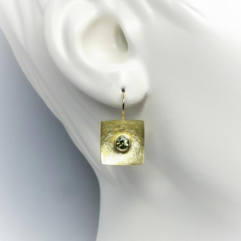 Boucles d'oreilles en or jaune 18kt et péridot. Pièce unique.
