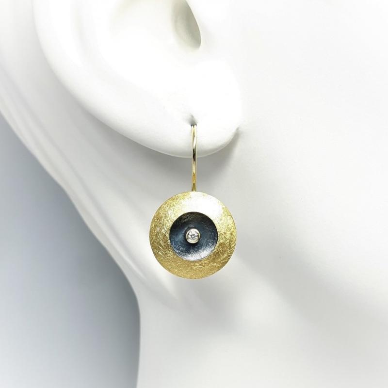 Boucles d'oreilles en or fin, or jaune 18kt, argent 925/- et diamants. Pièce unique.