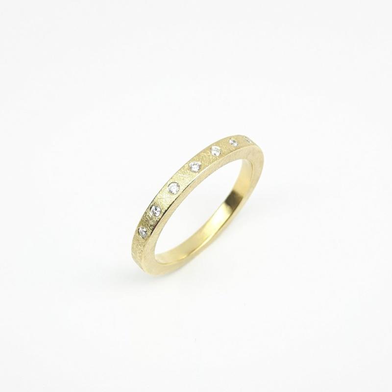 Bague en or jaune 18kt et 10 diamants.