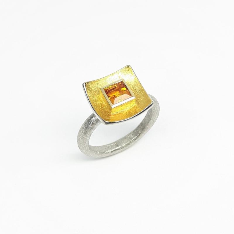 Bague en argent 925-. or fin et saphir jaune. Pièce unique.