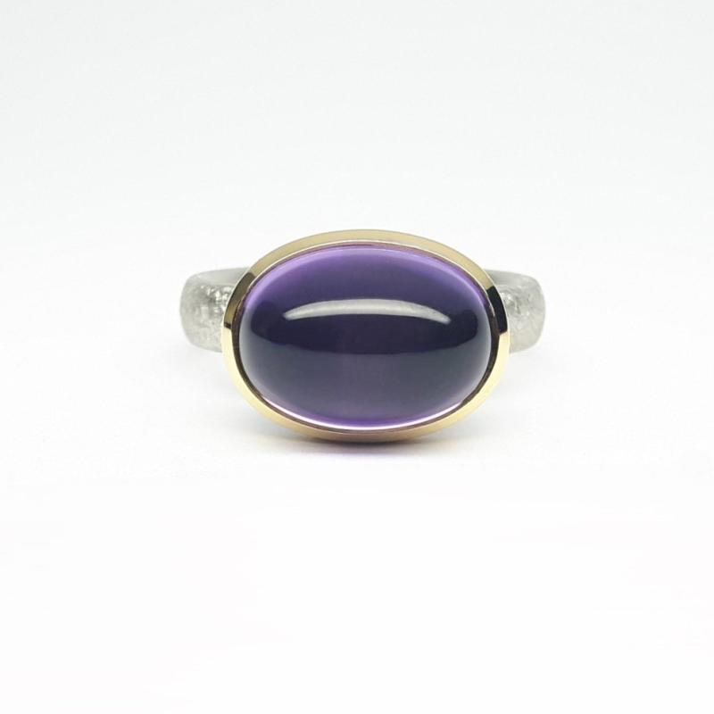 Bague en argent 925/-, or jaune 18kt et améthyste. Pièce unique.