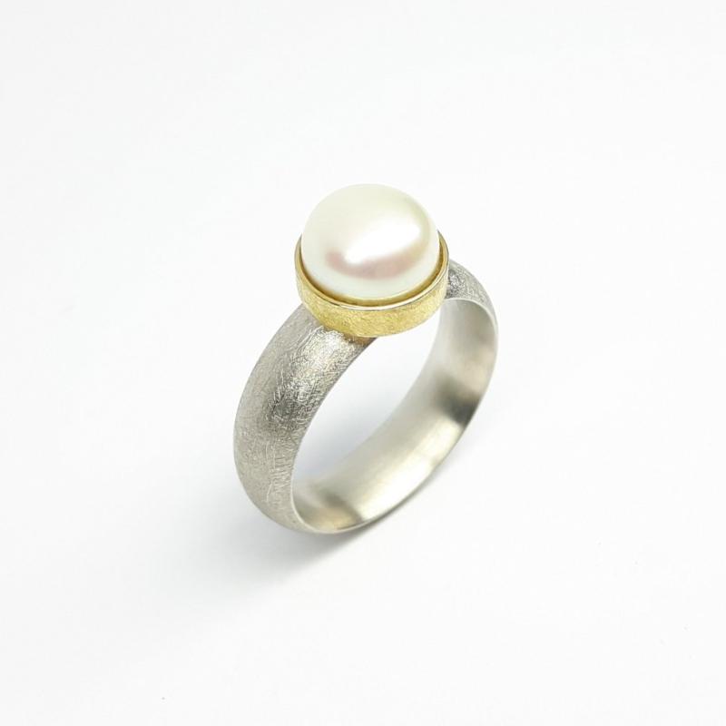 Bague en argent 925/-, or jaune 18kt et perle de culture d'eau douce. Pièce unique.