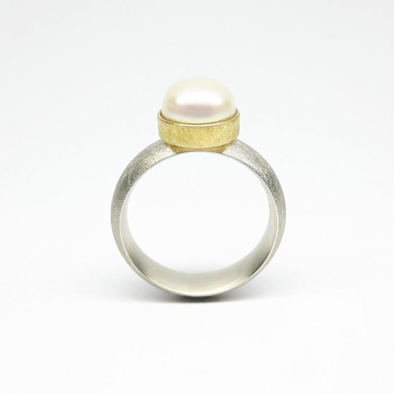 Bague en argent 925/-, or jaune 18kt et perle de culture d'eau douce. Pièce unique.