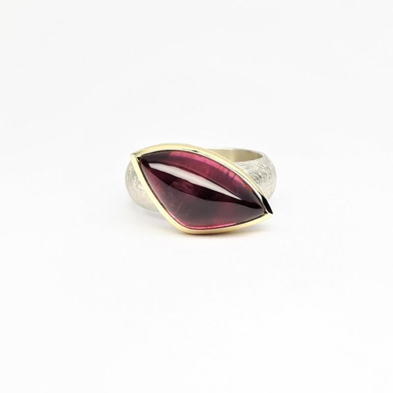 Bague en argent 925/- , or jaune 18kt et tourmaline rubellite. Pièce unique.