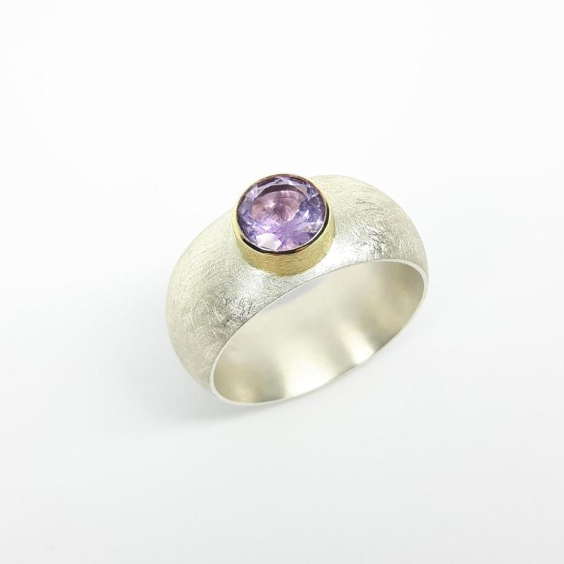 Bague en argent 925/-, or jaune 18kt et améthyste ø7mm.