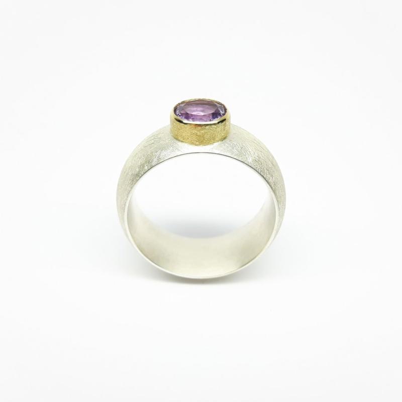 Bague en argent 925/-, or jaune 18kt et améthyste ø7mm.