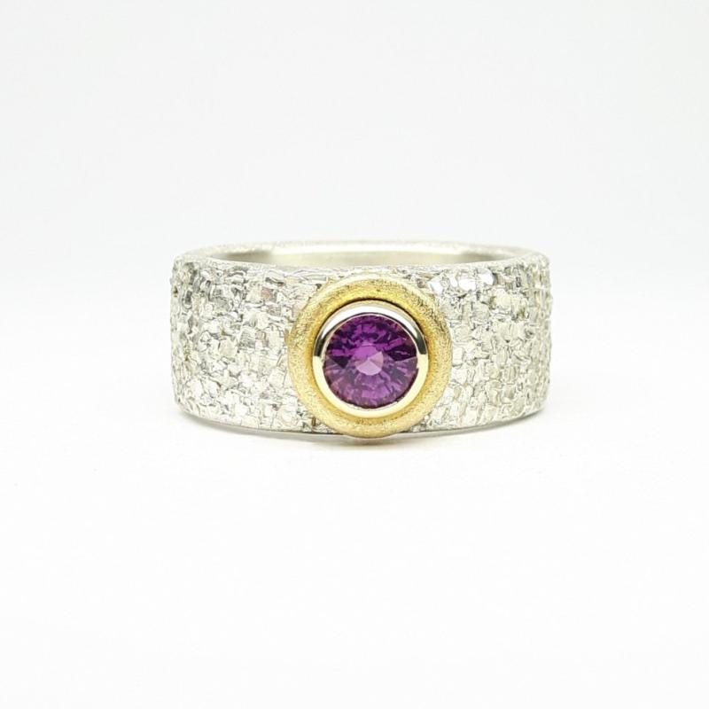 Bague martelée en argent 925/-, or jaune 18kt, sertie d'un grenat pourpre. Pièce unique.