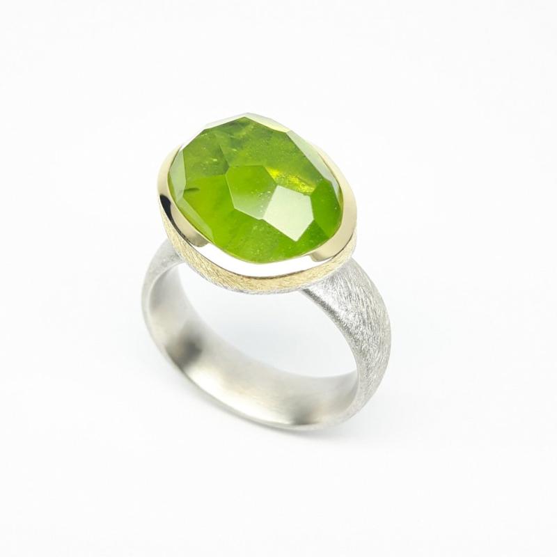 Bague en argent 925/-, or jaune 18kt et péridot en taille