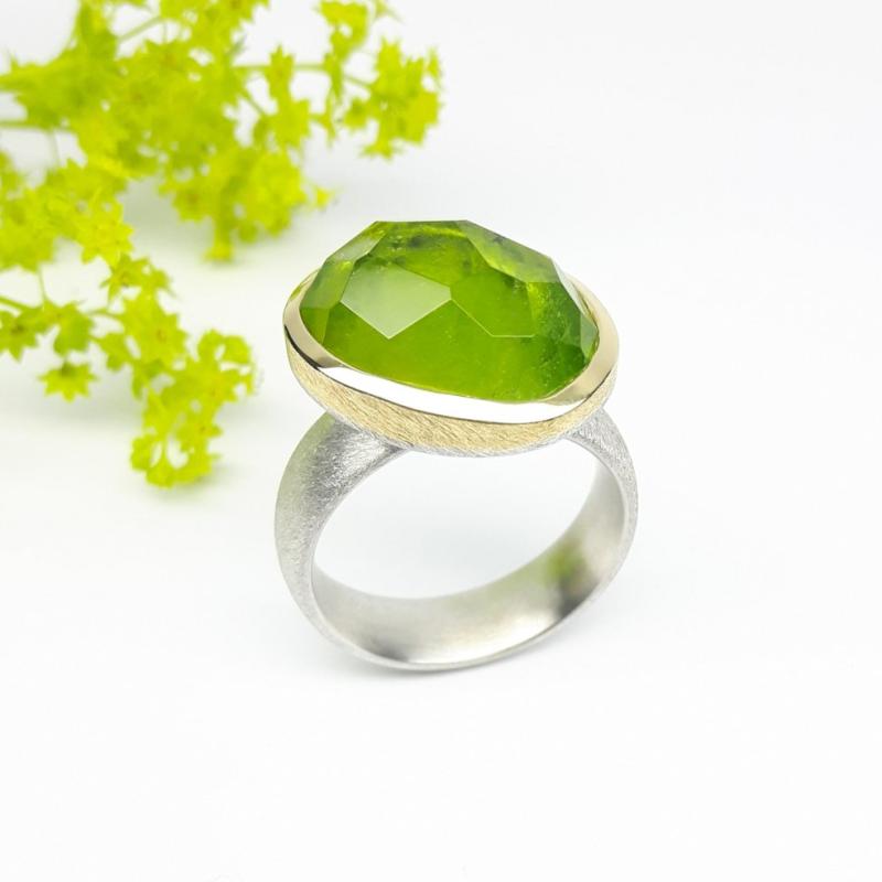 Bague en argent 925/-, or jaune 18kt et péridot en taille