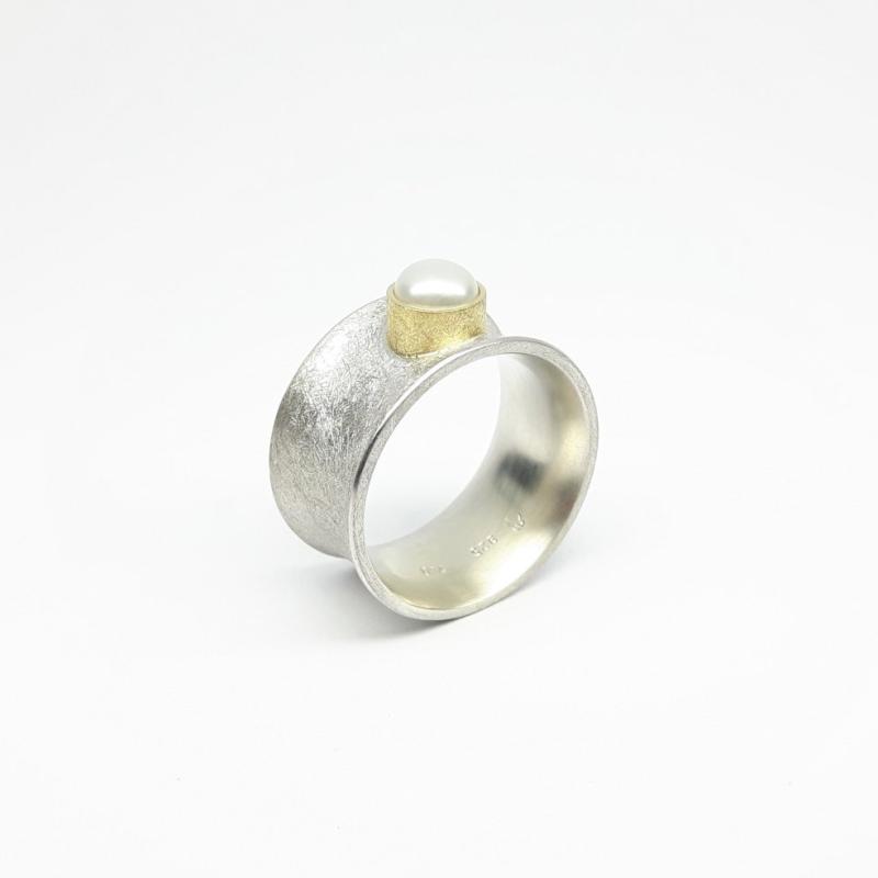 Bague en argent 925/-, or jaune 18kt et perle de culture d'eau douce.