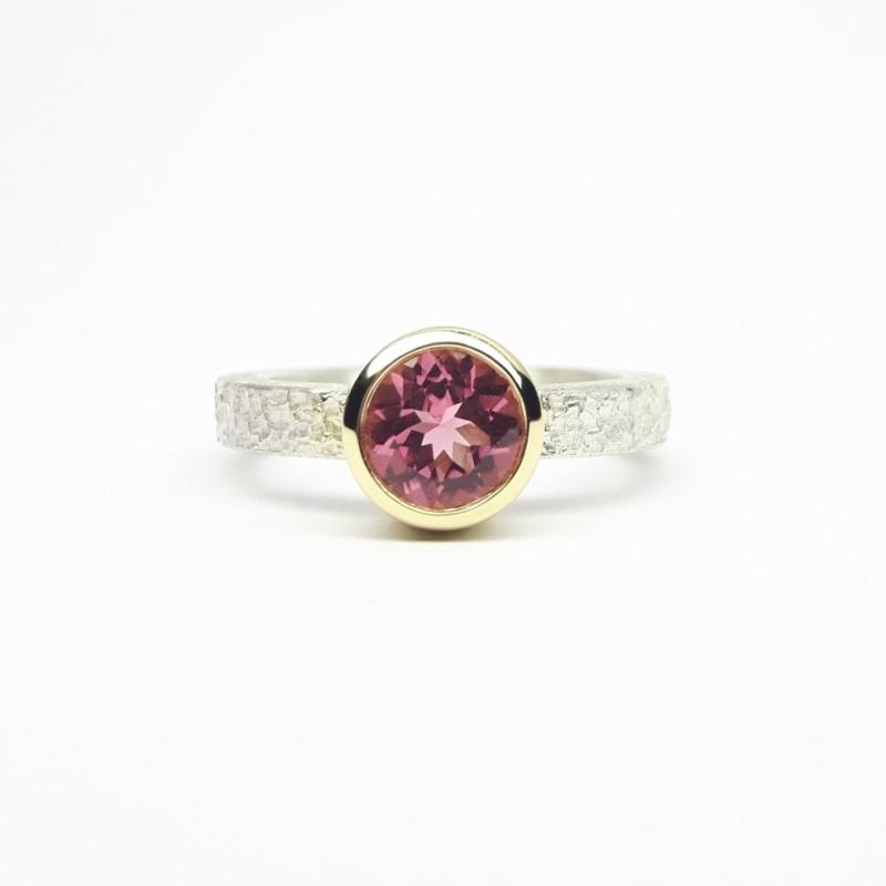 Bague martelée en argent 925/-, or jaune 18kt, sertie d'une tourmaline rose. Pièce unique.