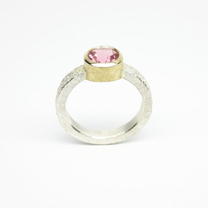 Bague martelée en argent 925/-, or jaune 18kt, sertie d'une tourmaline rose. Pièce unique.