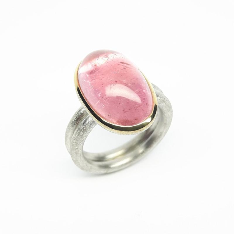 Bague en argent 925/-, or jaune 18kt et tourmaline rose. Pièce unique.