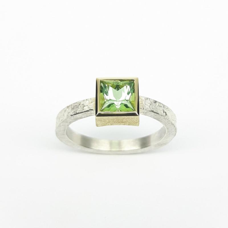 Bague martelée en argent 925/-, or jaune 18kt, sertie d'une tourmaline. Pièce unique.