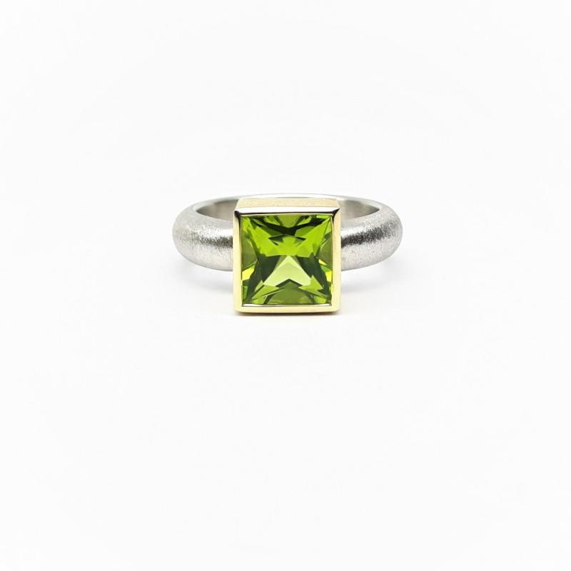 Bague en argent 925/-, or jaune 18kt et péridot en taille princesse. pièce unique.
