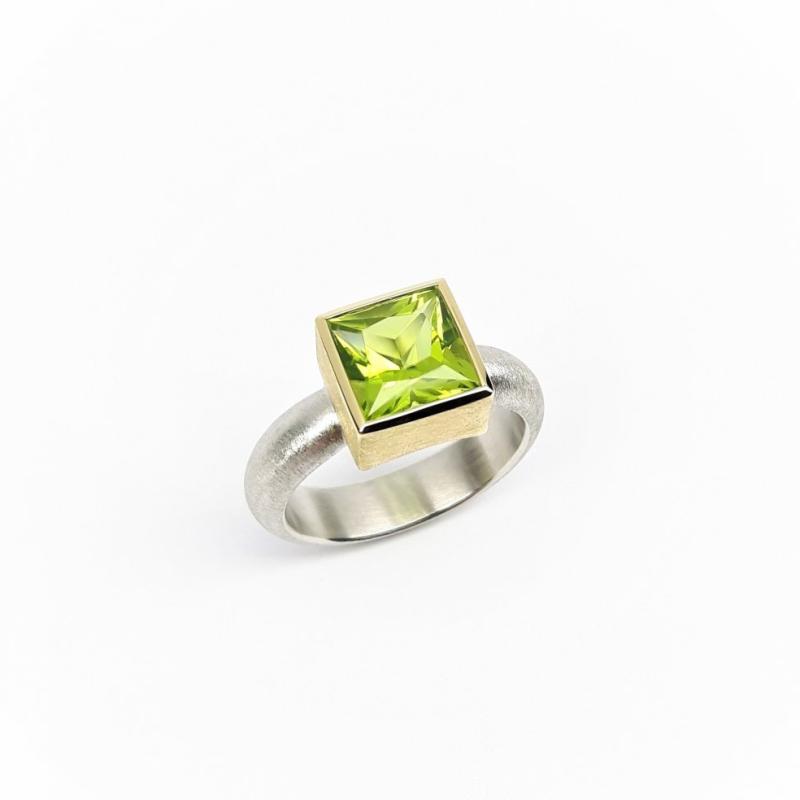 Bague en argent 925/-,  or jaune 18kt et péridot en taille princesse. pièce unique.