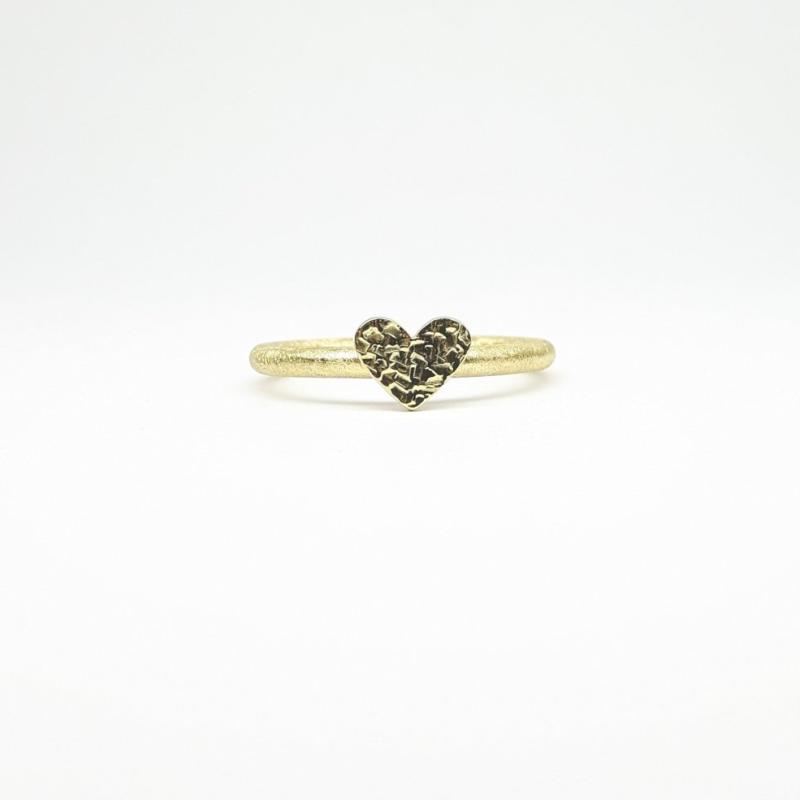 Bague en or jaune 18kt, coeur martelé.