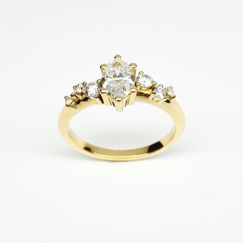 Bague solitaire en or jaune 18kt, diamant ovale et brillants. Pièce unique.