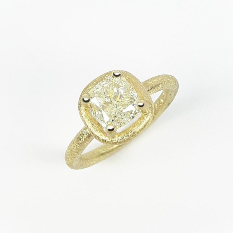 Bague solitaire en or jaune 18kt et diamant coussin 2,00ct. Pièce unique.