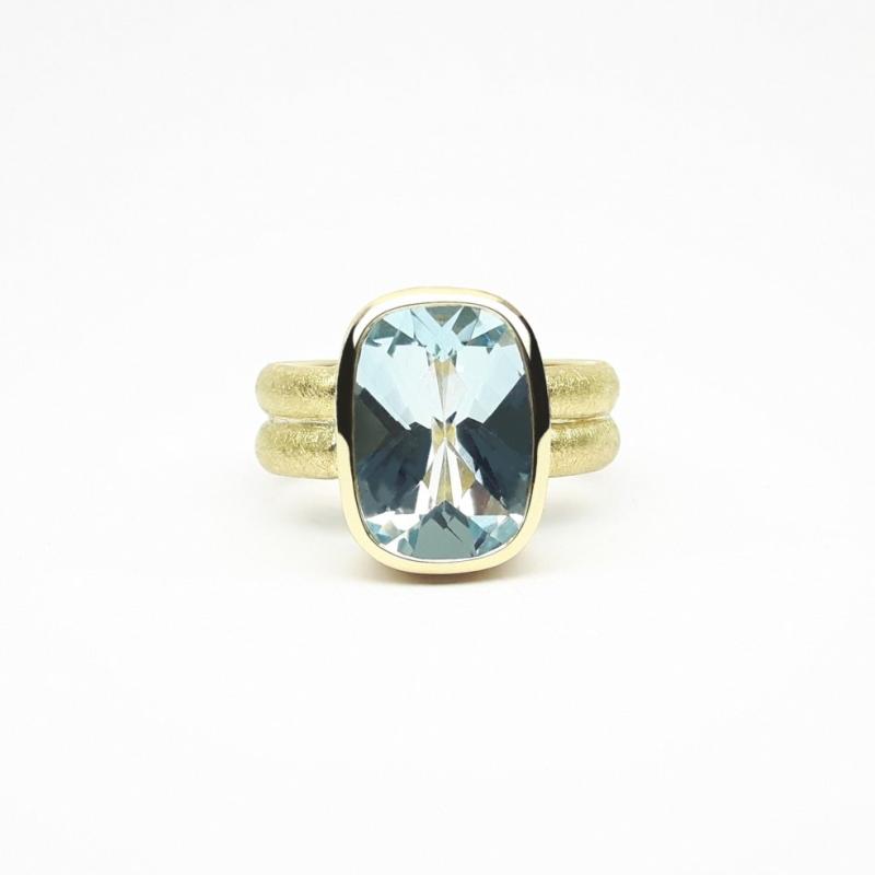 Bague en or jaune 18kt et aigue-marine. Pièce unique.