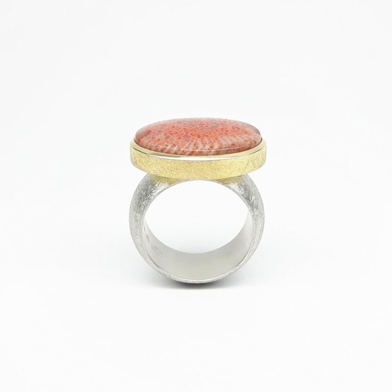 Bague en argent, or jaune 18kt et corail fossilisé. Pièce unique.