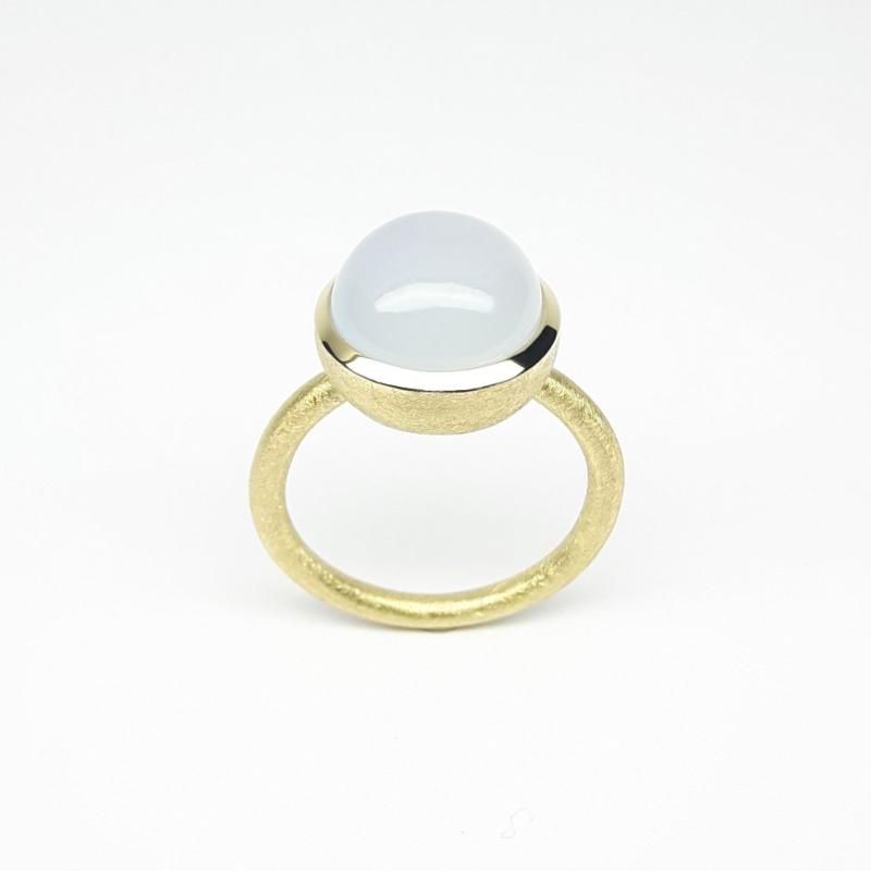 Bague en or jaune 18kt et calcédoine. Pièce unique.