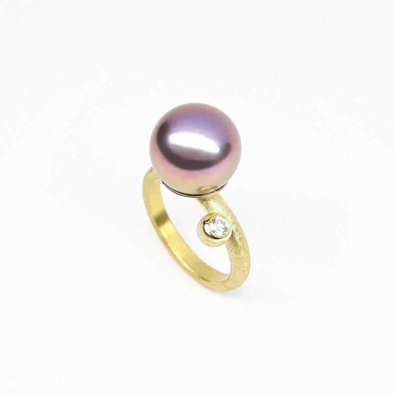 Bague en or rouge 18kt, perle d'eau douce de couleur naturelle mauve-rose et diamant. Pièce unique.