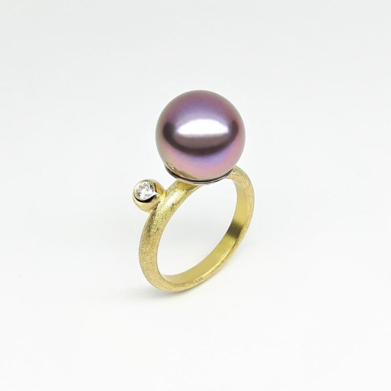 Bague en or rouge 18kt, perle d'eau douce de couleur naturelle mauve-rose et diamant. Pièce unique.
